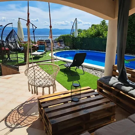 Beautiful Unique Family Emily - Five Bedroom With Pool *