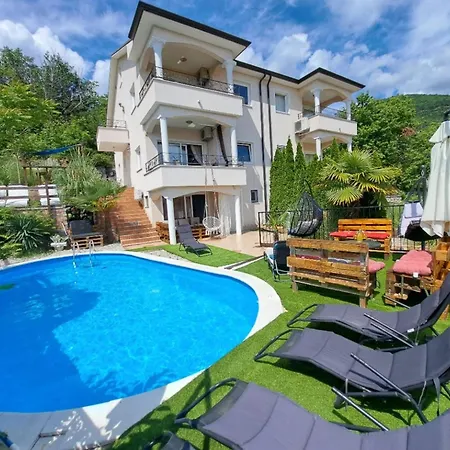Beautiful Unique Family Emily - Five Bedroom With Pool *