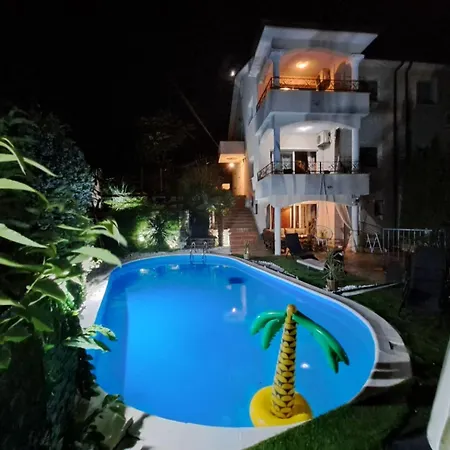 Beautiful Unique Family Emily - Five Bedroom With Pool *
