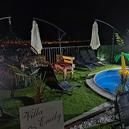 Case de vacanță Beautiful Unique Family Emily - Five Bedroom With Pool